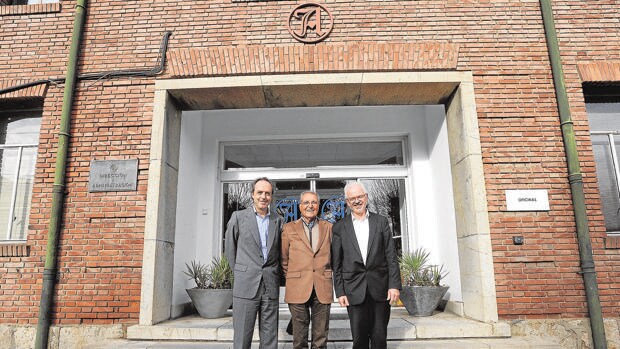 Juan Molins, Rafael Beaus y Auguste Willems, ayer en León tras el acuerdo entre ambas empresas
