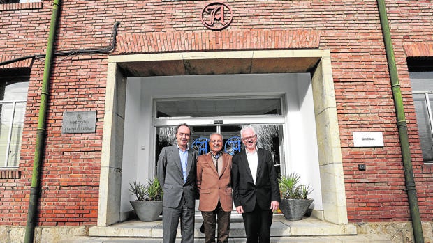 Juan Molins, Rafael Beaus y Auguste Willems, ayer en León tras el acuerdo entre ambas empresas