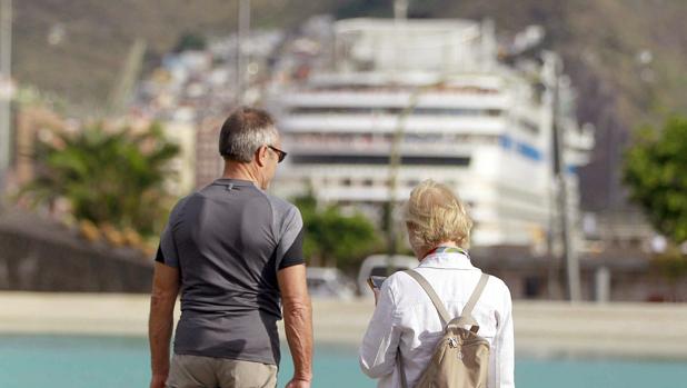 Dos turistas en Santa Cruz de Tenerife