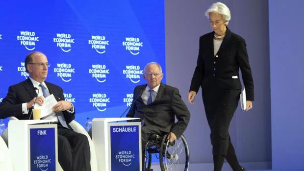 La directora del Fondo Monetario Internacional, Christine Lagarde (d), el ministro alemán de Finanzas, Wolfgang Schaeuble (c), y el presidente de BlackRock, Laurence D. Fink (i)