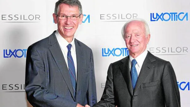 Megaoperación: Hurbert Sagniéres, consejero delegado de Essilor, y Leonardo del Vecchio, fundador de Luxottica, cerraron la pasada semana la unión de ambas empresas