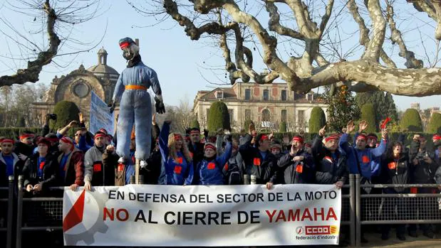 Trabajadores de la fabrica de motocicletas Yamaha se manifiestan en 2011 contra el cierre de la planta de Palau-solità i Plegamans (Barcelona)