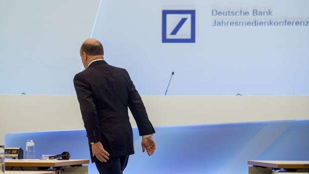 El presidente de la junta directiva de Deutsche Bank, John Cryan, abandona la sala tras dar una rueda de prensa para presentar los resultados anuales de la entidad en Fráncfort (Alemania), este 2 de febrero