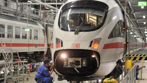 Un mecánico inspeccionan un tren en fábrica de la empresa de raíles Deutsche Bahn