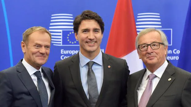 Donald Tusk, Justin Trudeau y Jean-Claude Juncker en una reunión del CETA