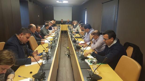 Imagen de la reunión celebrada este miércoles en Madrid, a la que han acudido los principales representantes del sector del taxi en España