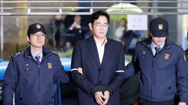 El heredero de Samsung es custodiado por agentes