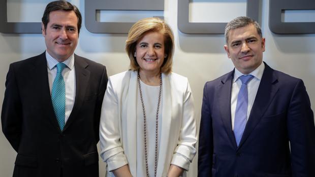 Antonio Garamendi, presidente de Cepyme; Fátima Báñez, ministra de Empleoy Rodrigo Martín, presidente de Randstad en España.