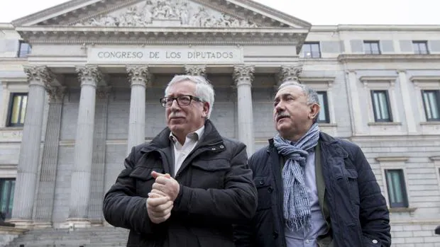 Los secretarios generales de CC.OO. y UGT, Ignacio Fernández Toxo y Pepe Álvarez, frente al Congreso de los Diputados