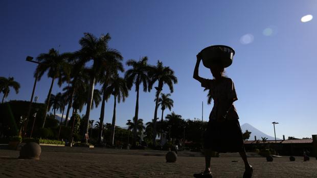 Una mujer salvadoreña camina durante su jornada laboral