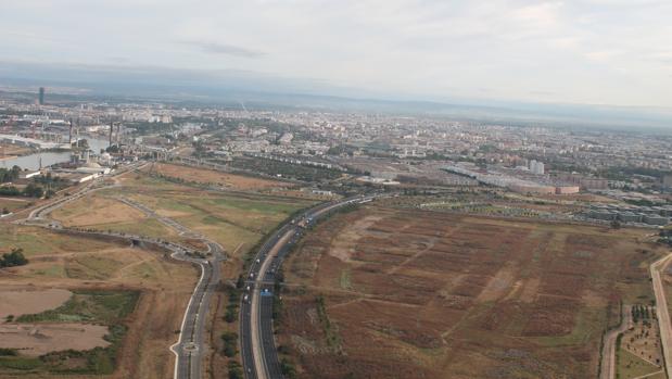 Imagen de la zona de Palmas Altas en la que irán el desarrollo de Metrovacesa, en el espacio a la derecha de la SE-30