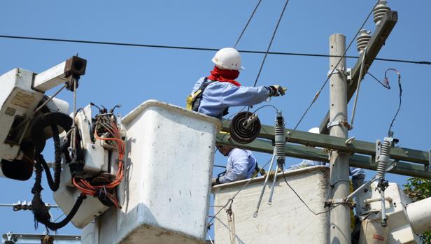 Técnicos de Electricaribe en la localidad colombiana de Sucre