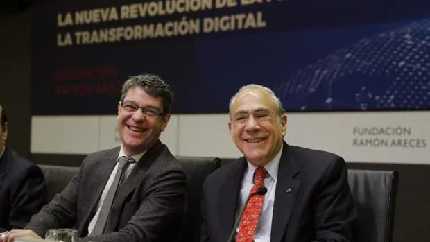 El secretario General de la OCDE, Ángel Gurría, d., y el ministro de Energía, Álvaro Nadal
