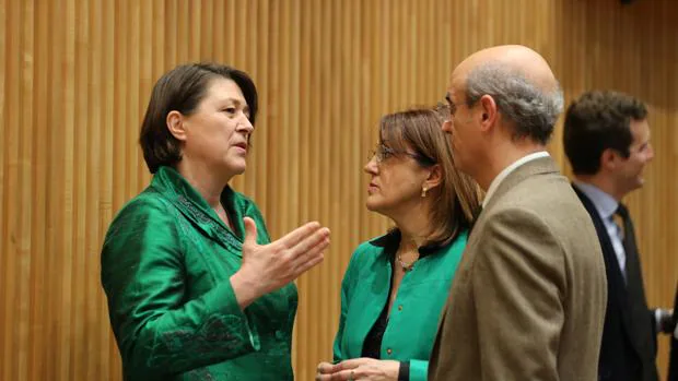 La comisaria europea de Transporte, Violeta Bulc, junto a Soraya Rodríguez (PSOE) y Celso Delgado (PP)