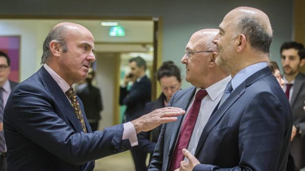 El ministro de Economía, junto al comisario Pierre Moscovici