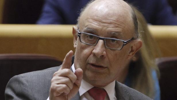 Cristobal Montoro, ministro de Hacienda, durante la sesión de control al Gobierno en el Senado