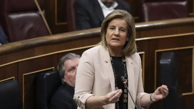 Fátima Báñez, en la sesión de control al Gobierno celebrada este miércoles