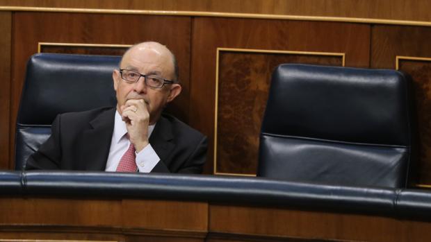 Cristóbal Montoro, ministro de Hacienda, durante un pleno en el Congreso