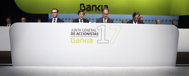 El presidente de Bankia, Jose Ignacio Goirigolzarri (segundo por la izquierda), durante la junta de accionistas de la entidad, la primera desde que el FROB instara a la entidad y a BMN a comenzar los preparativos para su fusión