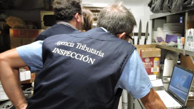 Imagen de una inspección de la Agencia Tributaria en Sevilla