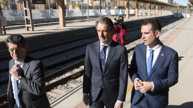 El ministro de Fomento, Íñigo de la Serna (i), junto al alcalde de Almería, Ramón Fernández - Pacheco, durante la visita realizada hoy a la estación del ferrocarril para presentar la nueva planificación del AVE Murcía- Almería
