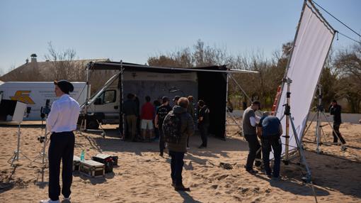 Vista del set de rodaje instalado en la playa y del equipo que ha rodado el anuncio