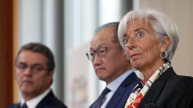 La directora gerente del FMI, Christine Lagarde, el director general de la OMC, Roberto Azevedo (i), y el presidente del Banco Mundial (BM), Jim Yong Kim (c), durante la presentación de un informe sobre comercio global de cara a la cumbre del G20, en Berlín
