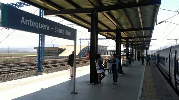 Imagen de algunos pasajeros con el tren parado en la estación de Antequera