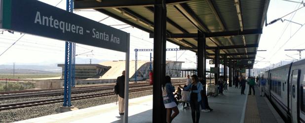 Imagen de algunos pasajeros con el tren parado en la estación de Antequera