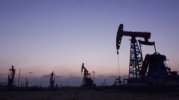 La OPEP reaccionó finalmente el 30 de noviembre de 2016 al desplome de los precios del crudo al sancionar un recorte de su oferta petrolera de 1,2 millones de barriles diarios (mbd)