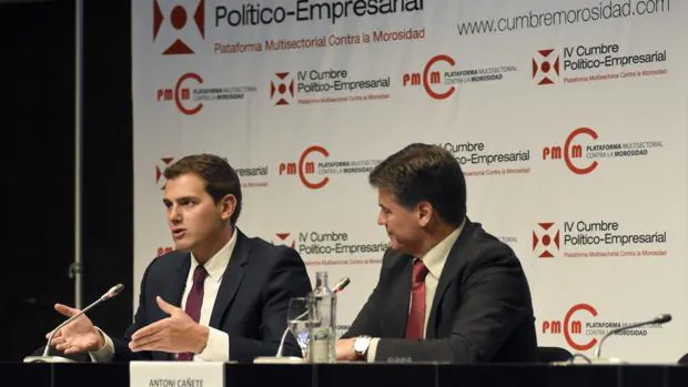 El presidente de Ciudadanos, Albert Rivera , junto al presidente de la Plataforma Multisectorial contra la Morosidad, Antoni Cañete