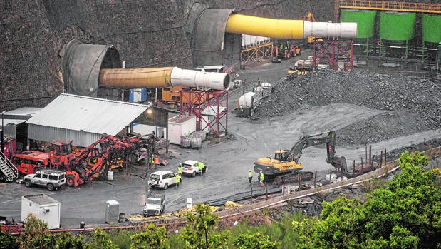 Vista general de las obras del AVE en el túnel de O Corno, en Laza (Orense)