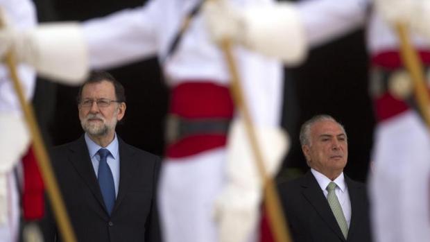 El presidente de Brasil, Michel Temer (derecha), y el presidente del Gobierno español, Mariano Rajoy (i)zquierda), escuchan los himnos de ambos países tras la llegada de Rajo al Palacio presidencial de Planalto, en Brasilia (Brasil).