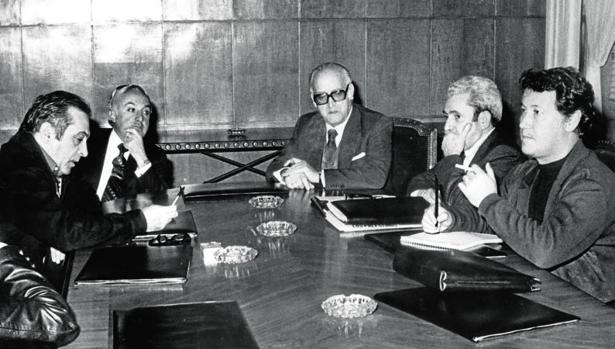 Reunión entre el ministro de Trabajo, Jiménez de Parga, segundo por la izquierda, con los líderes sindicales Redondo (izq.) y Camacho (segundo por la derecha) en 1977