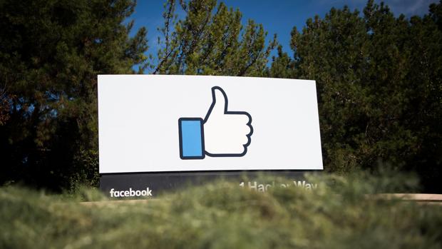 Logotipo de Facebook en la ciudad californiana de Menlo Park, donde radica la sede del gigante tecnológico