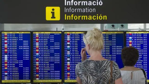 Panel de vuelos en el aeropuerto de El Prat (Barcelona)