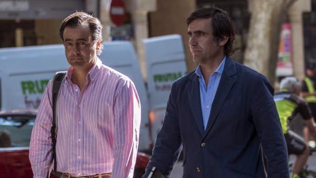 José María (d) y Alfonso Ruiz-Mateos, a su llegada a la Audiencia de Palma