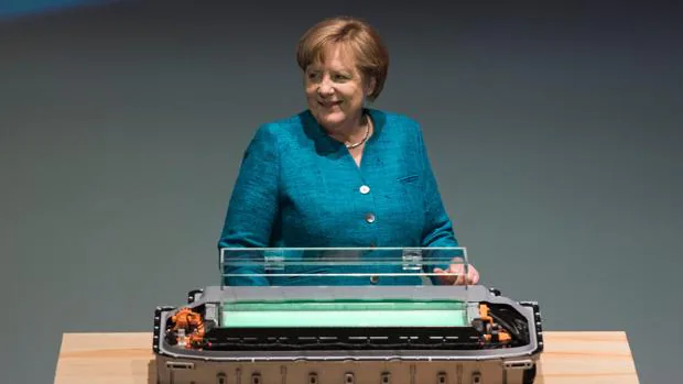 Angela Merkel ha achacado la situación de la moneda a la política monetaria del BCE