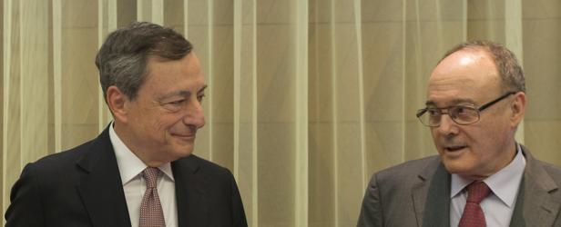 El presidente del BCE, Mario Draghi, y el gobernador del Banco de España, Luis María Linde, hoy en Madrid