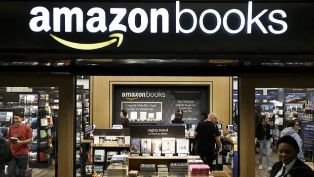 Clientes asisten a la nueva librería física abierta por la compañía Amazon en Nueva York, Estados Unidos
