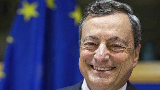 El presidente del BCE, Mario Draghi, asiste a la Comisión de Asuntos Económicos del Parlamento Europeo