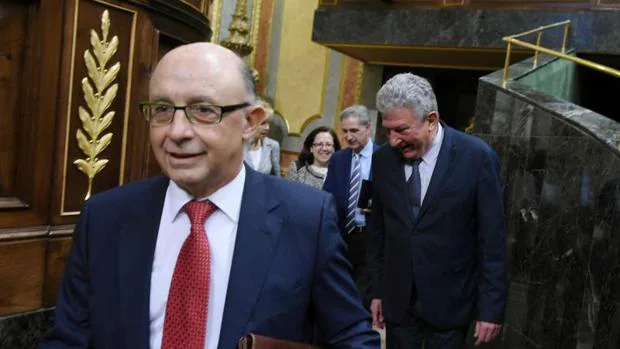 El ministro de Hacienda, Cristóbal Montoro (i) seguido por el diputado de Nueva Canarias, Pedro Quevedo