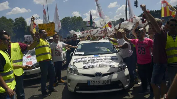 Manifestación de taxistas en Madrid contra Uber