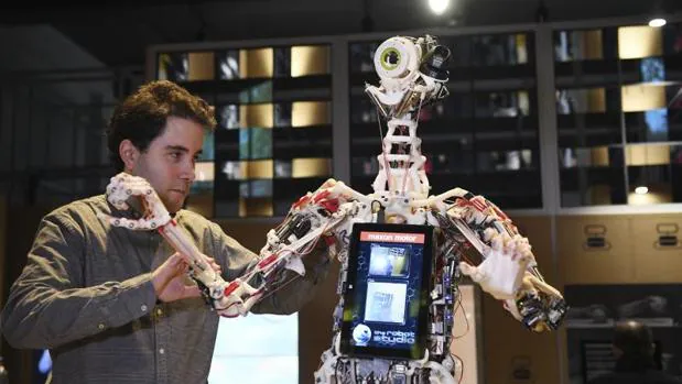 Un técnico ajusta un robot durante una exhibición en Londres