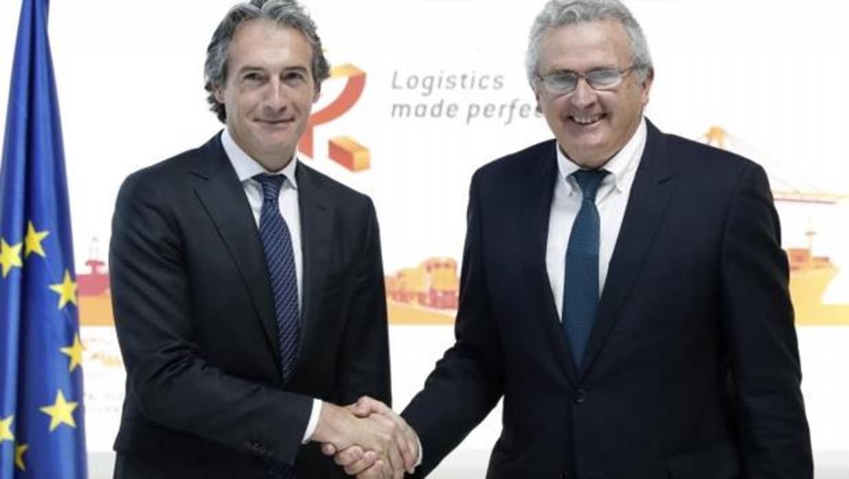 Dos barcos esperan en la terminal de contenedores del puerto de Las Palmas bajo las grúas paralizadas por la huelga de los estibadores