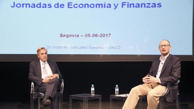 El Presidente de la Comisión Nacional de los Mercados y la Competencia, José María Marín (i)