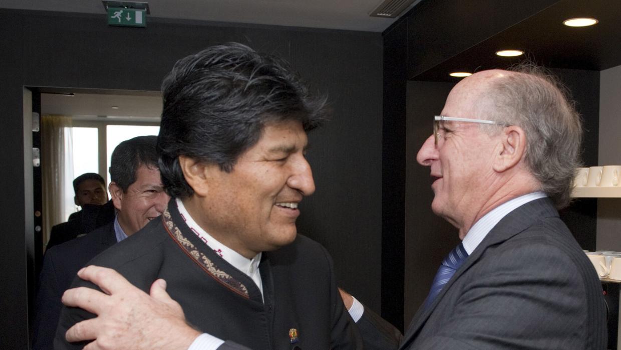 El presidente de Bolivia, Evo Morales (izda) con el presidente de Repsol, Antonio Brufau (dcha) en Bruselas