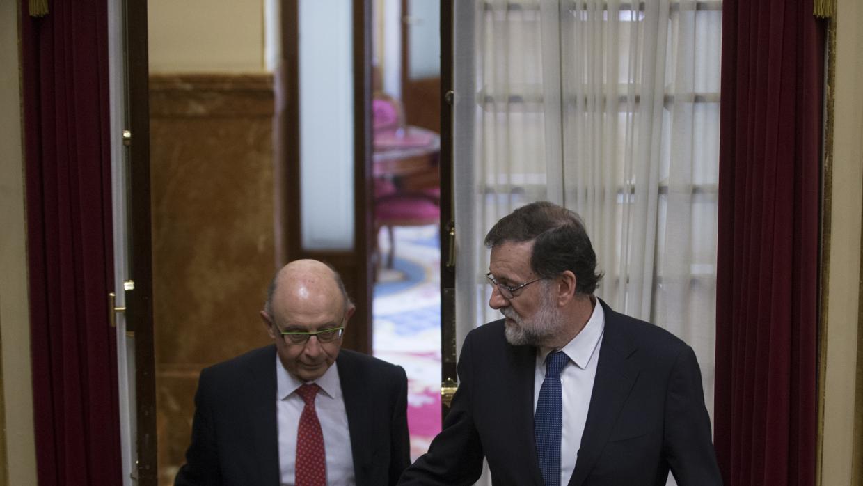 El ministro de Hacienda, Cristóbal Montoro, junto al presidente del Gobierno Mariano Rajoy