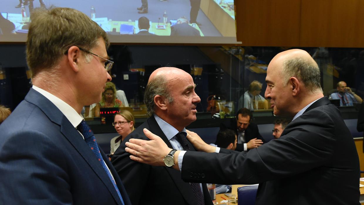 Luis de Guindos junto a Pierre Moscovici, comisario de Ecnomía, en el Eurogrupo de este jueves