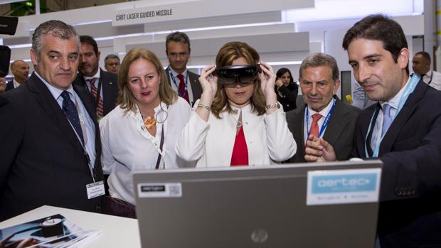 La presidenta Susana Díaz usando unas gafas de realidad aumentada en el Salón Aeronáutico de Le Bourget